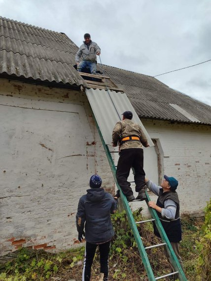 селяни прекривають дах