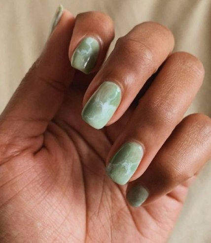 Мраморный маникюр зеленого цвета