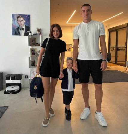 Андрей Лунин с семьей