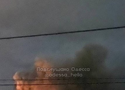 Небо над Одесою після прильотів ворожих ракет 9 травня