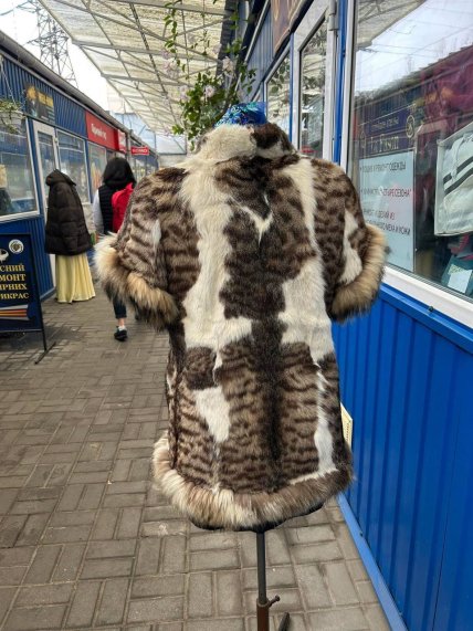 В Киеве увидели необычную шубу возле ателье