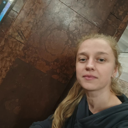 Женщина показала остатки аммонитов на станции метро "Героев Днепра"