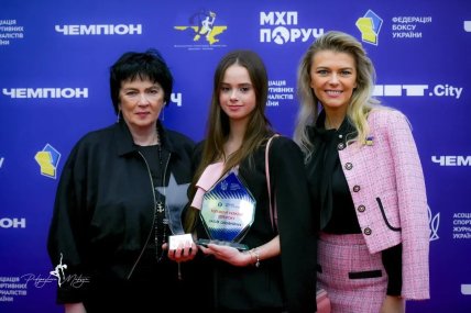 Ірина Дерюгіна з дочкою Іриною та гімнасткою збірної України Таїсією Онофрійчук