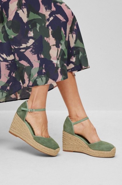 Босоножки на танкетке