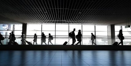 люди в аэропорту