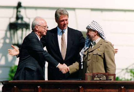 Знамените рукостискання Іцхака Рабина (ліворуч) та Ясіра Арафата. В центрі президент США Білл Клінтон