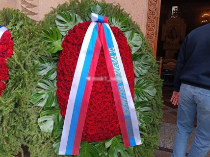 Листя монстери обрамляє букет троянд від Путіна