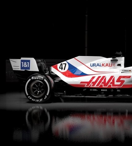 Команда Формулы-1 Хаас показала свои новые цвета