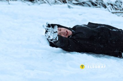 Дети радуются снегу в Краматорске.
