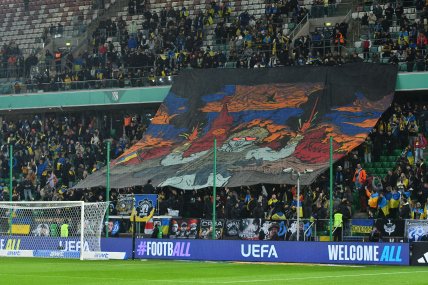 На матче Украина — Исландия фанаты развернули баннер с воином ВСУ на фоне горящего Кремля