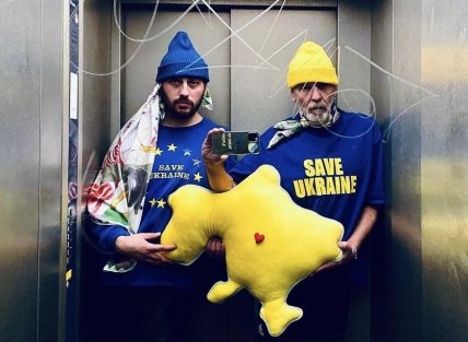 Франк Вайлд позує у ліфті