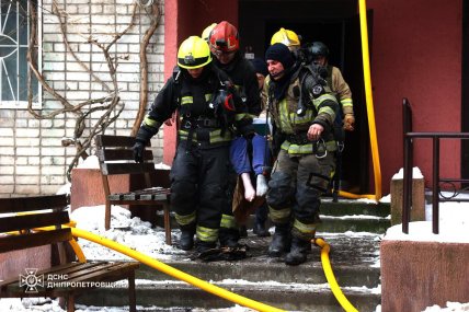 Рятувальники виносять постраждалого в Дніпрі