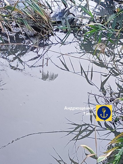 Загрязненная вода в реке Кальчик, Мариуполь