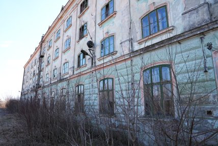 Толстые железные колонны помнят времена Австро-Венгрии