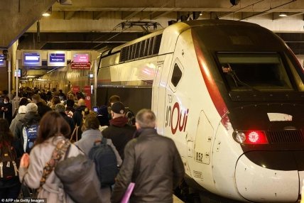 Во Франции ввели локдаун 20 марта после рекордного количества смертей в среду 17 марта.