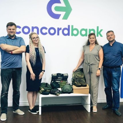 Работники банка с амуницией для ВСУ