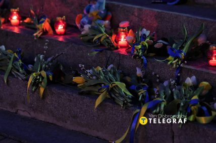 До імпровізованого меморіалу люди принесли свічки та квіти