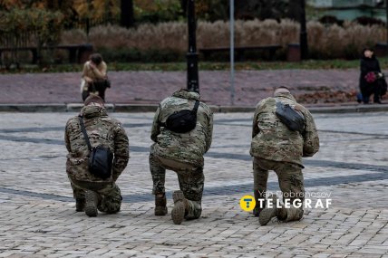 Побратими схиляють голови у хвилині мовчання /Ян Доброносов, "Телеграф"