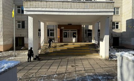 Полиция работает на месте происшествия, школа 13 Львов