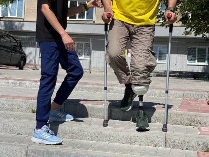 Український захисник відновлюється після підриву на міні та звикає до протеза