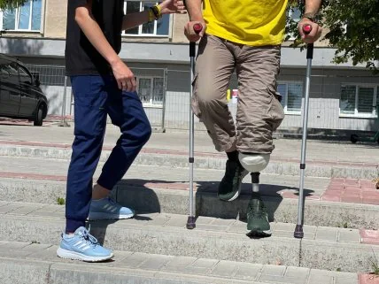 Український захисник відновлюється після підриву на міні та звикає до протеза