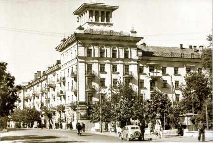 Дом рабочих машиностроительного завода Сумы старые фото