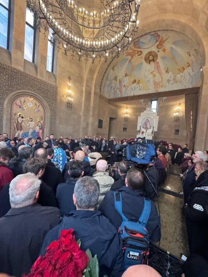 чоловік симоньян у труні