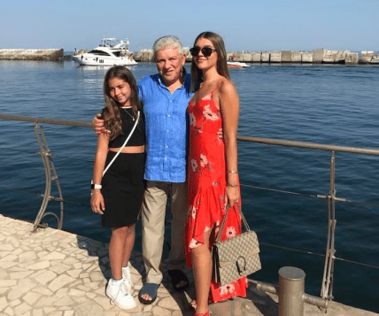 Олег Филимонов с внучками