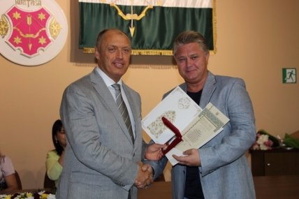 Александр Мамай награждает зятя Капашина Льва Веригу