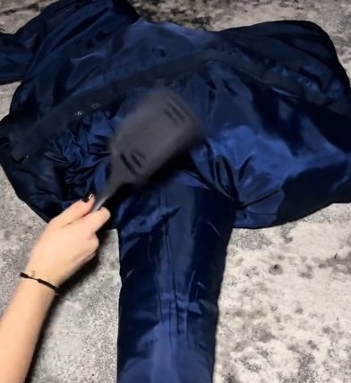 После высыхания пуховик следует делиатно простукать, чтобы вспушить наполнитель.