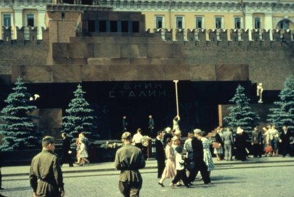 Сталін ще у Мавзолеї, поряд із Леніним. Фото Томаса Хейлора Хеммонда, 1958 рік. У ніч на 1 листопада 1961 року за рішенням XXII з'їзду КПРС тіло Сталіна винесли з Мавзолею