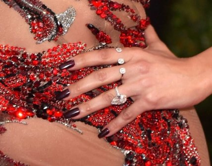 Дженнифер Лопес показала обручальным кольцом с огромным бриллиантом