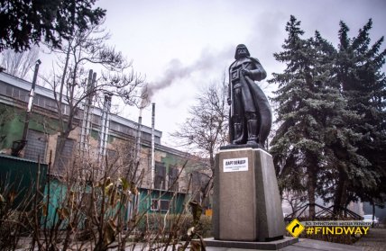 Памятник Дарту Вейдеру на территории завода "Прессмаш"