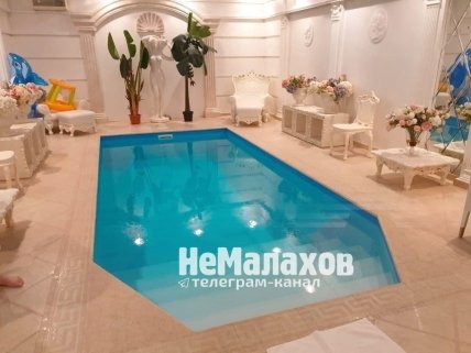 Фото з особняка російського депутата Віталія Латишева