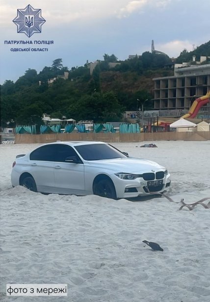 BMW застряг на пляжі Одеси