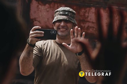 Військовий прощаєтсья з близькими на вокзалі в Краматорську