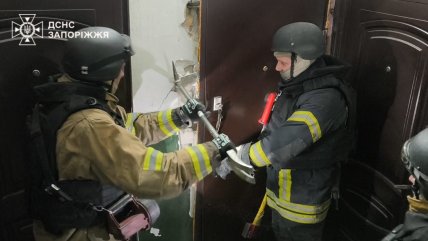 Спасатели на месте удара России по Запорожью 24.02.2026