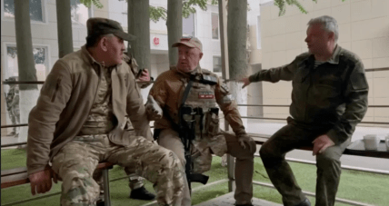 Пригожин (в центре) во время общения с генералами Алексеевым (справа) Юнус-Беком Евкуровым (слева)