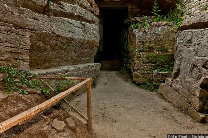 Буша, скальный храм