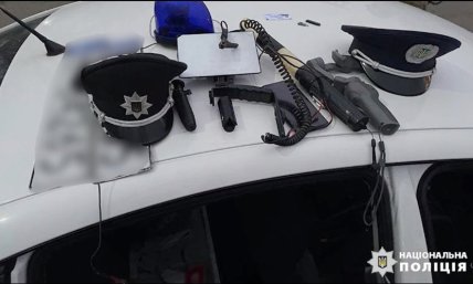 Поліцейські кашкети, жезл, ліхтар для відеозйомки