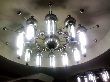 Одна з люстр на станції "Академіка Барабашова"