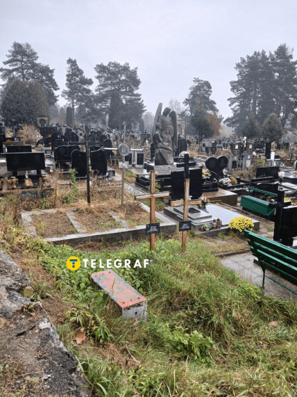 Статуя на могилі на Голосківському цвинтарі