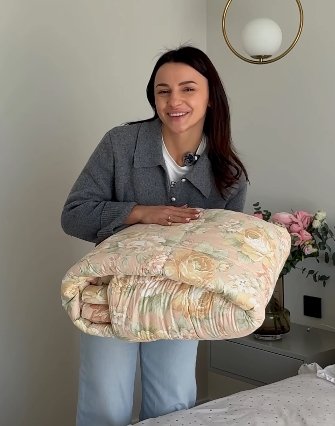 Сложенное одеяло выглядит компактно