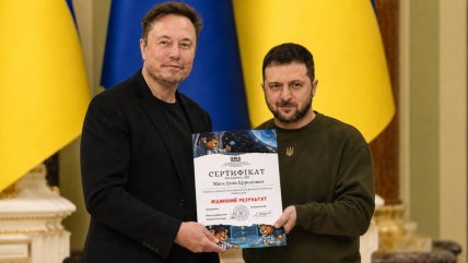 Володимир Зеленський нагороджує Ілона Маска