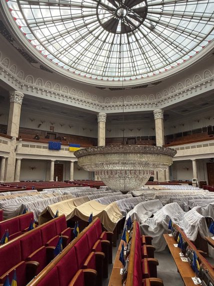 Люстра в сессионном зале Верховной Рады