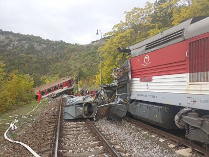 Последствия столкновения поездов в Словакии