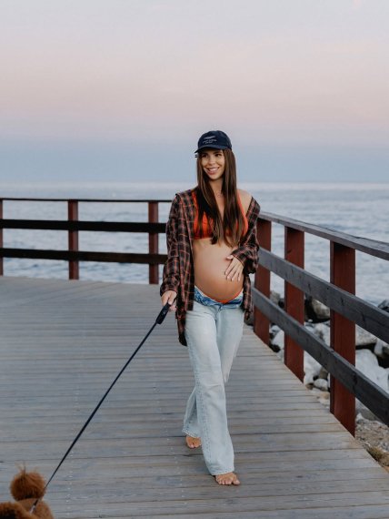 Анна Реброва на прогулке с собакой