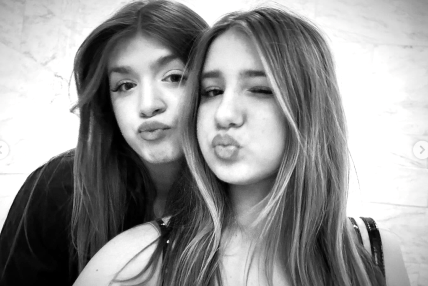 Катерина Товмаш з сестрою.