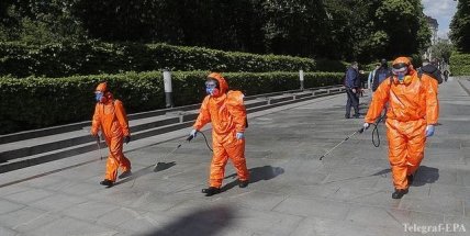 люди в защитных костюмах
