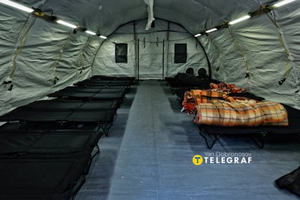 Всередині намету доволі просторо